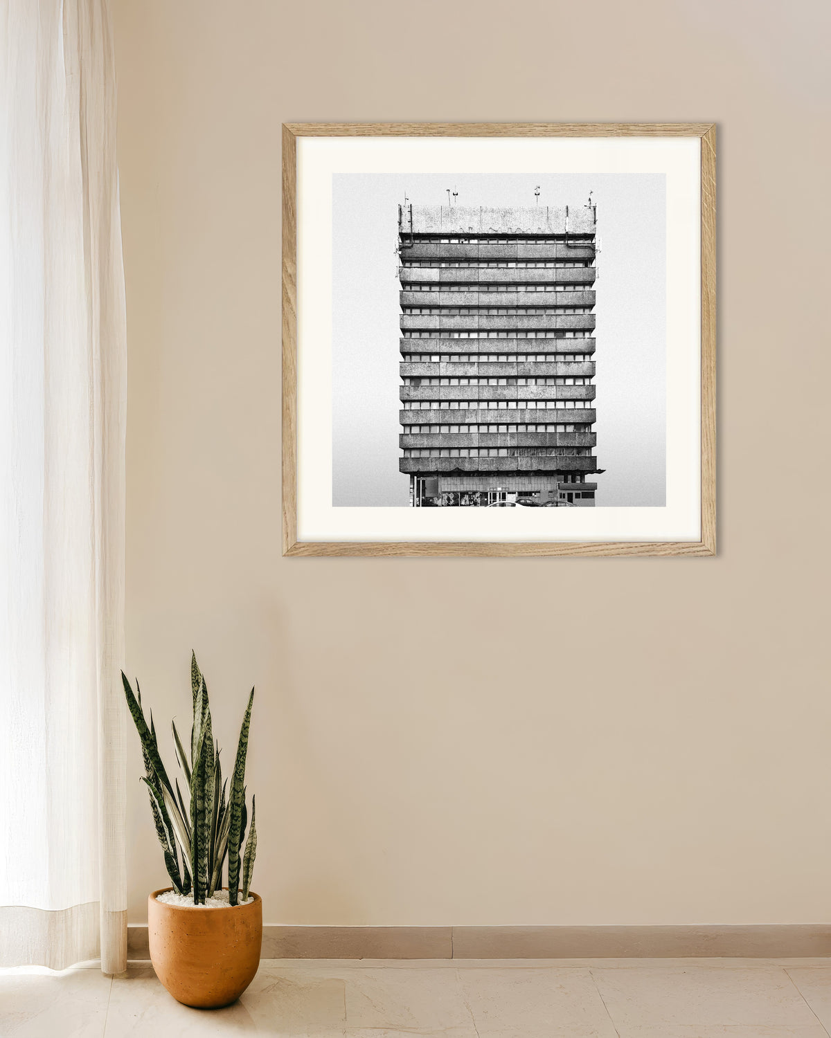 Plakat „Biurowiec z pasami” w ramie z naturalnego drewna