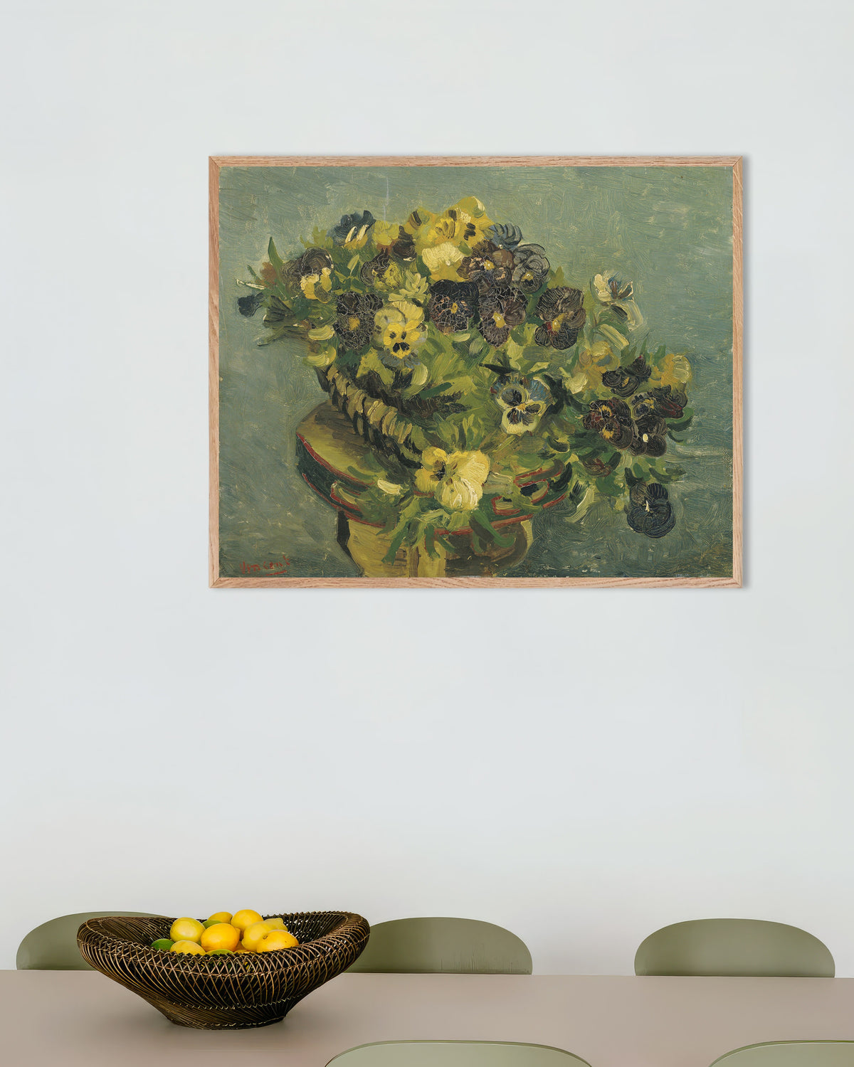 Plakat „Koszyk z bratkami na małym stoliku (1887), Vincent van Gogh” w ramie z naturalnego drewna