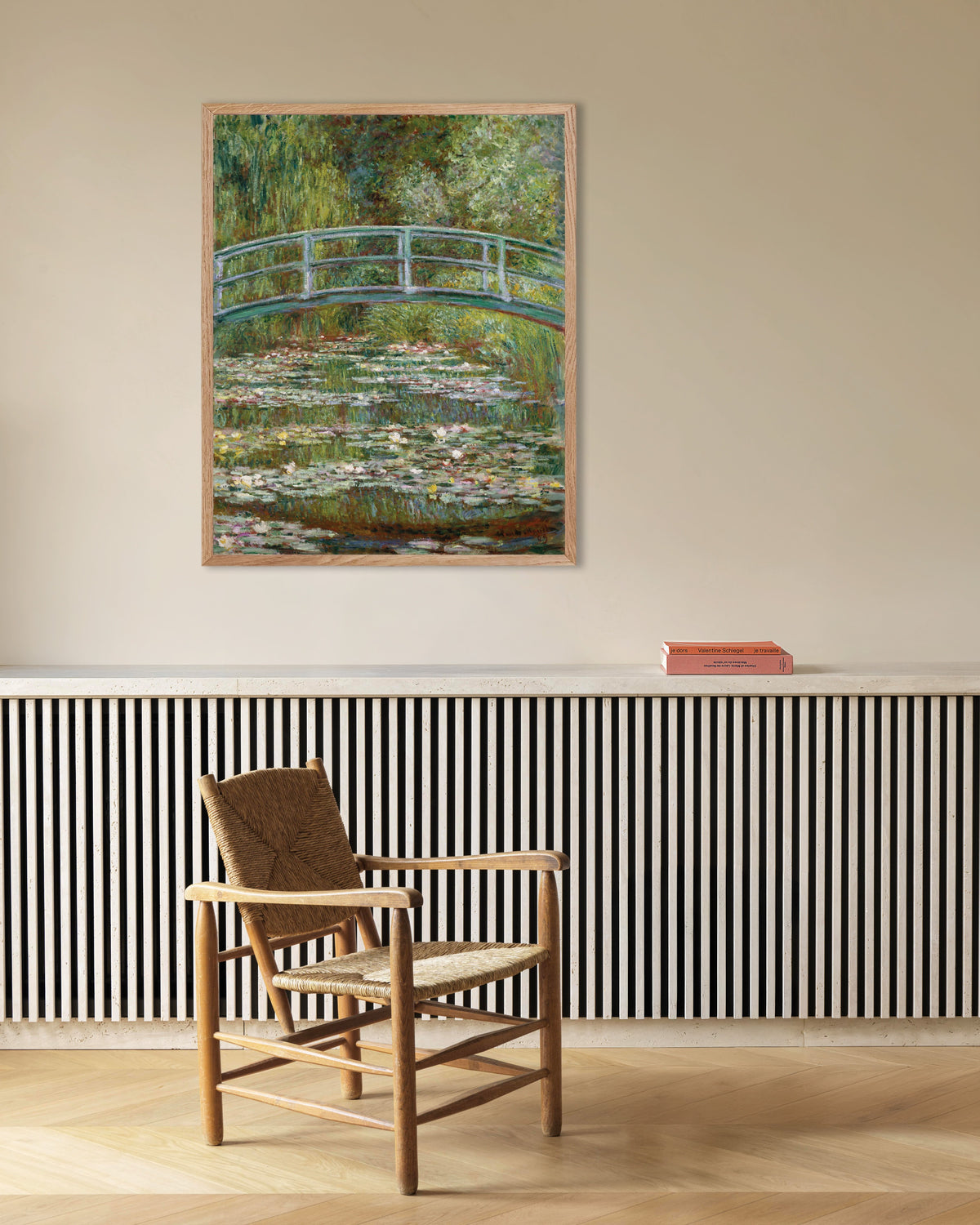 Plakat Most nad stawem z nenufarami (1899), Claude Monet, w ramie z naturalnego drewna