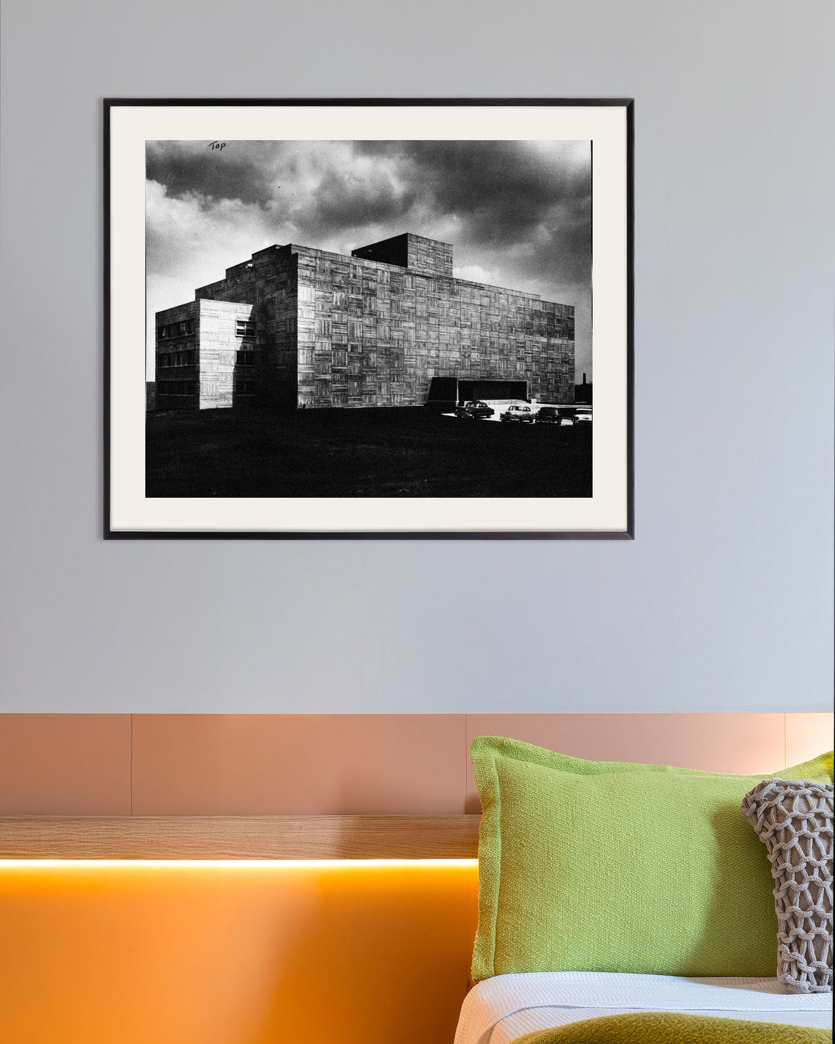 Plakat „Betonowy budynek podczas burzy” w metalowej ramie