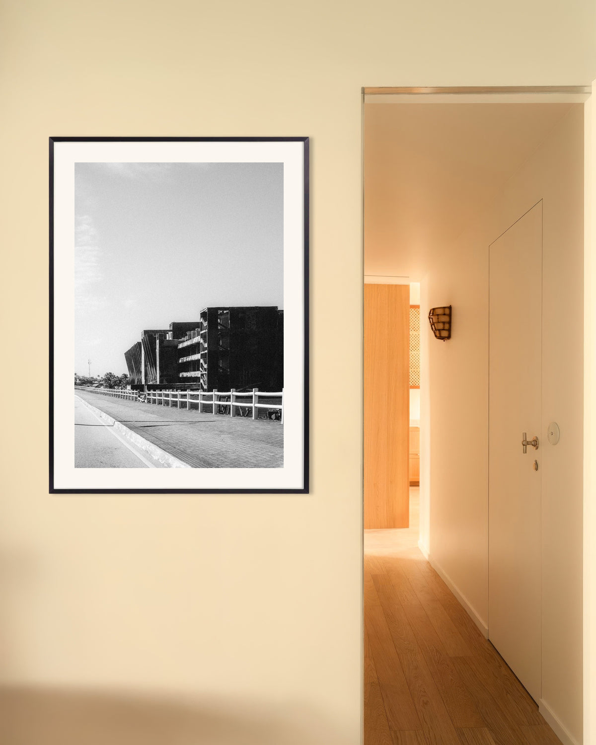 Plakat „Betonowe ruiny przy drodze” w metalowej ramie