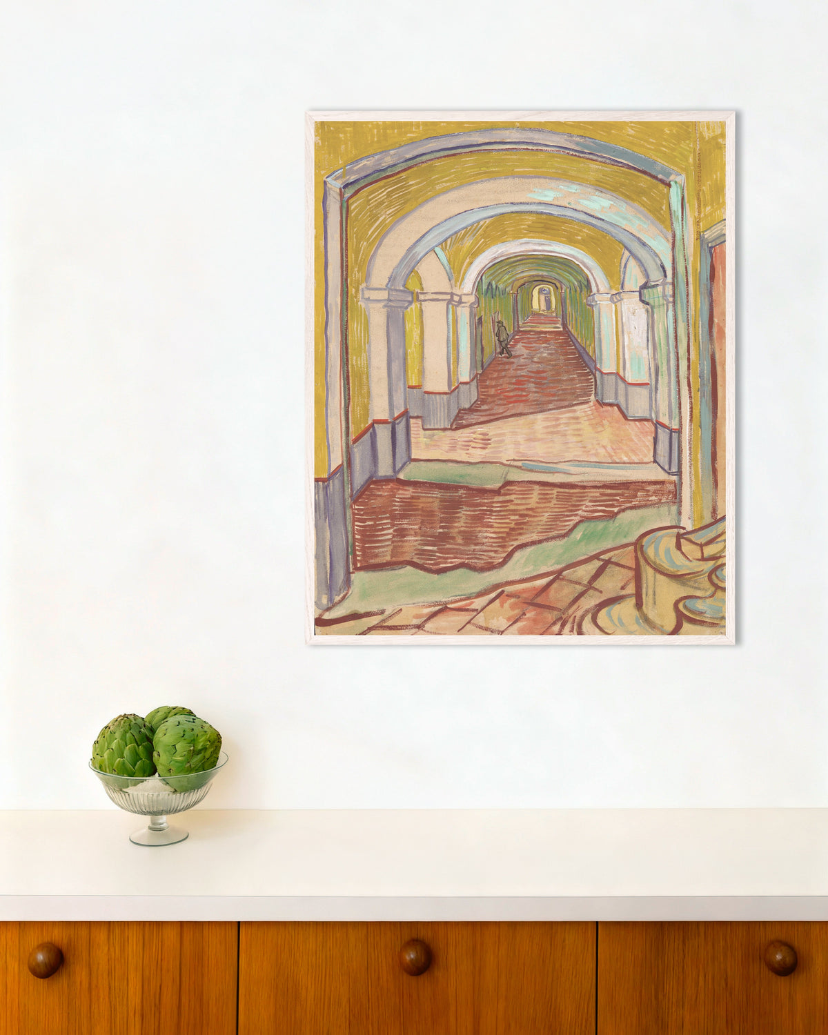 Plakat „Korytarz w przytułku (1889), Vincent van Gogh” w białej drewnianej ramie