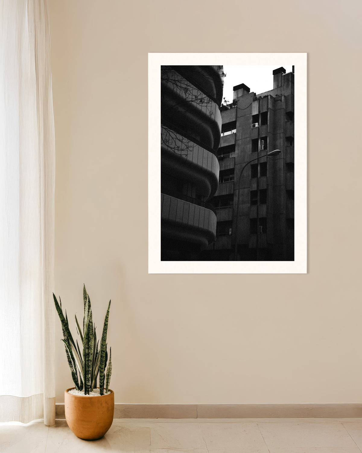 Plakat „Zakrzywiona fasada i betonowa wieża”