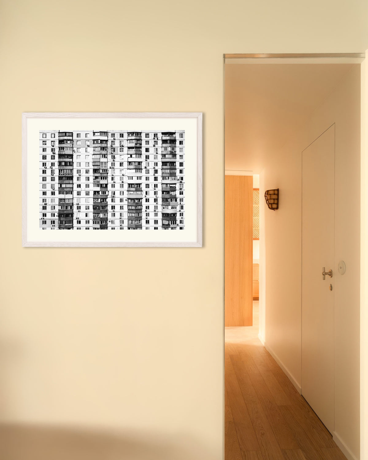 Plakat „Niekończący się blok mieszkalny” w białej drewnianej ramie