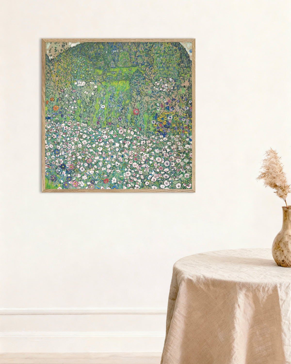 Plakat „Krajobraz ogrodowy ze wzgórzem (1916) Gustava Klimta” w ramie z naturalnego drewna