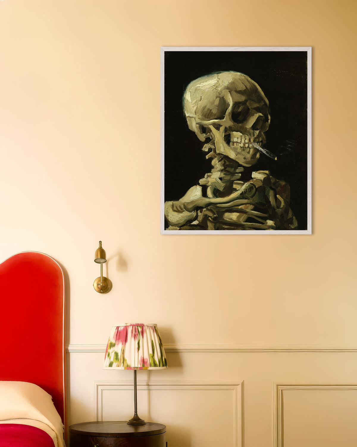Plakat „Czaszka z płonącym papierosem (1886), Vincent van Gogh” w białej drewnianej ramie