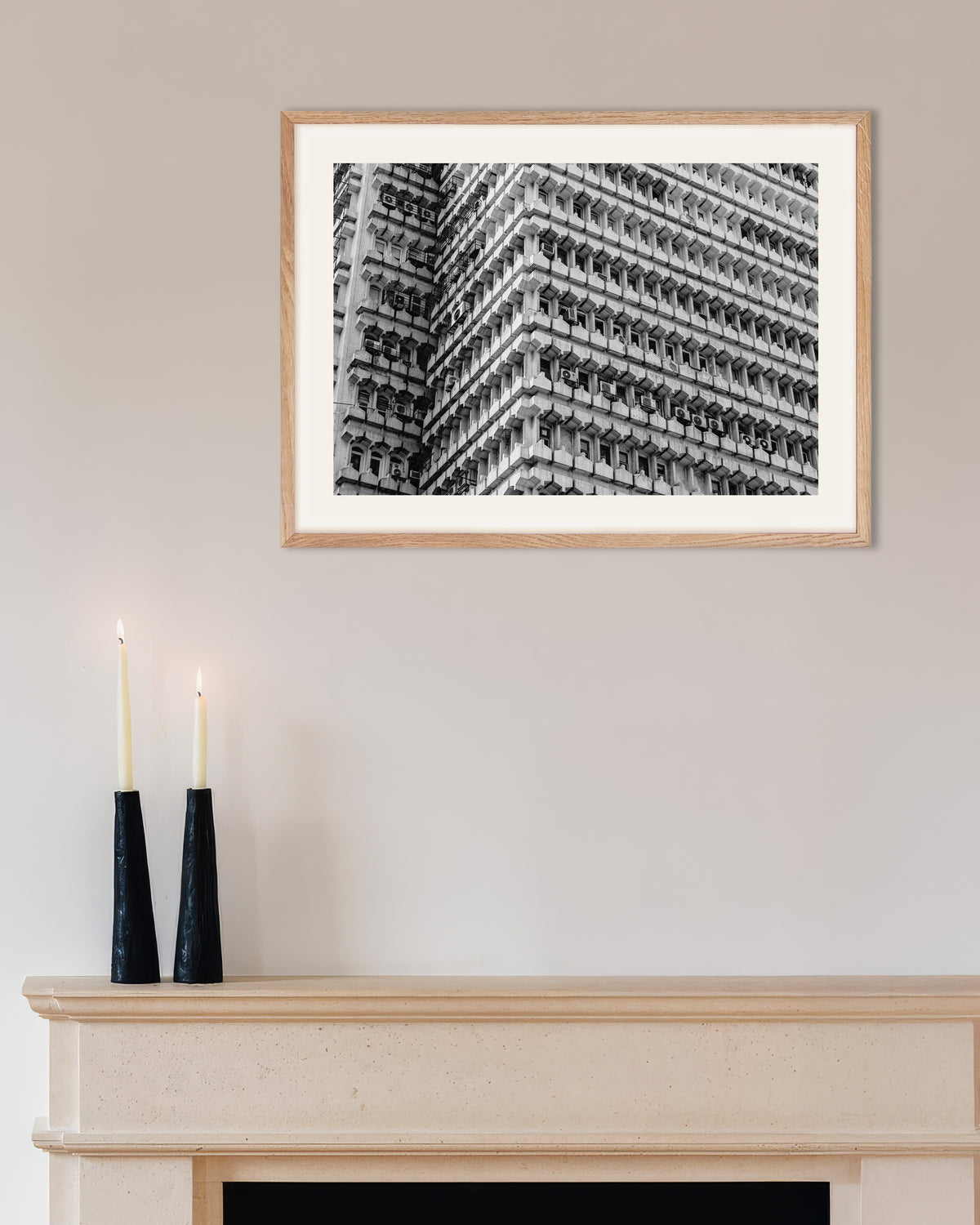Plakat „Plaster miodu na elewacji biurowca” w ramie z naturalnego drewna