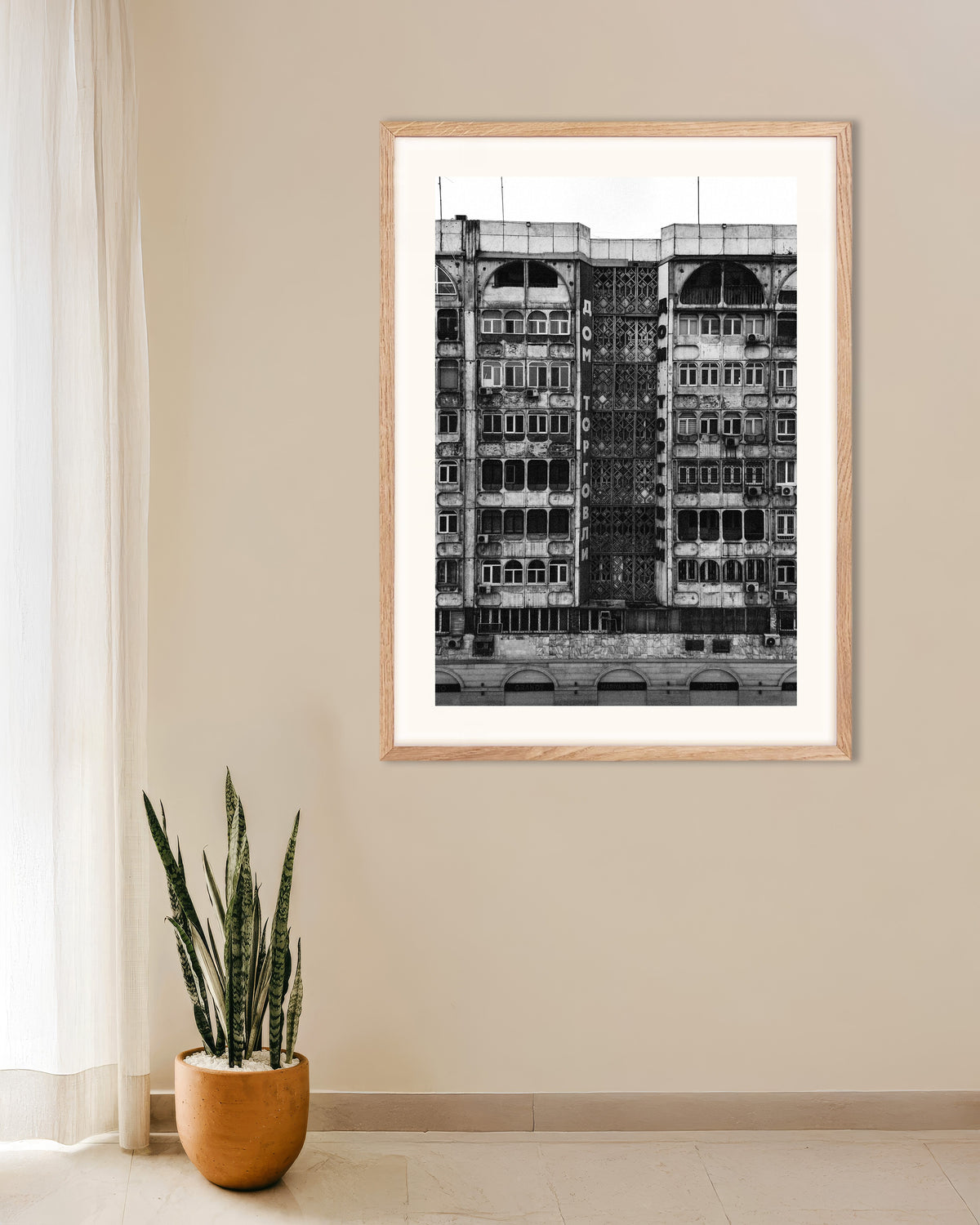 Plakat „Fasada Domu Handlowego” w ramie z naturalnego drewna