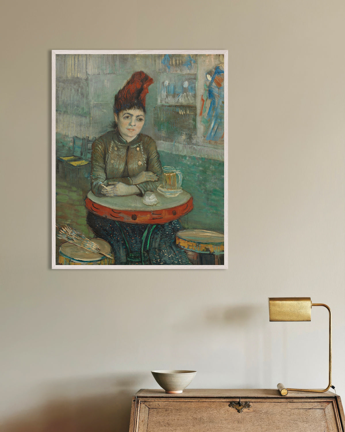 Plakat „W kawiarni, Agostina Segatori w Le Tambourin (1887), Vincent van Gogh” w białej drewnianej ramie