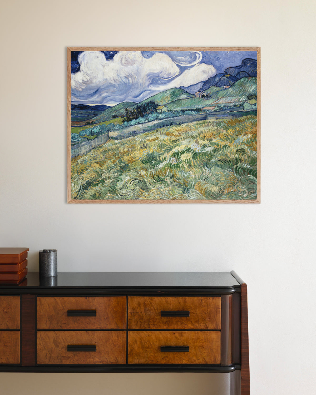 Plakat „Pejzaż z Saint-Rémy (1889) Vincenta van Gogha” w ramie z naturalnego drewna