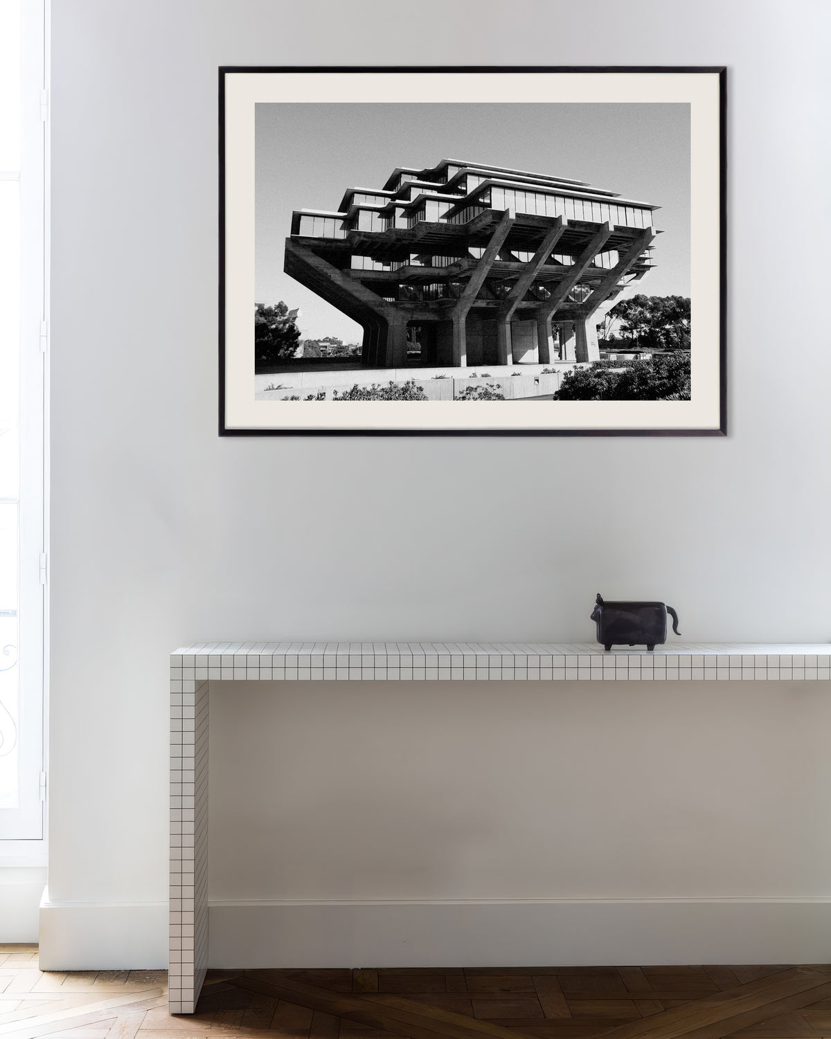 Plakat „Biblioteka na betonowych palach” w metalowej ramie