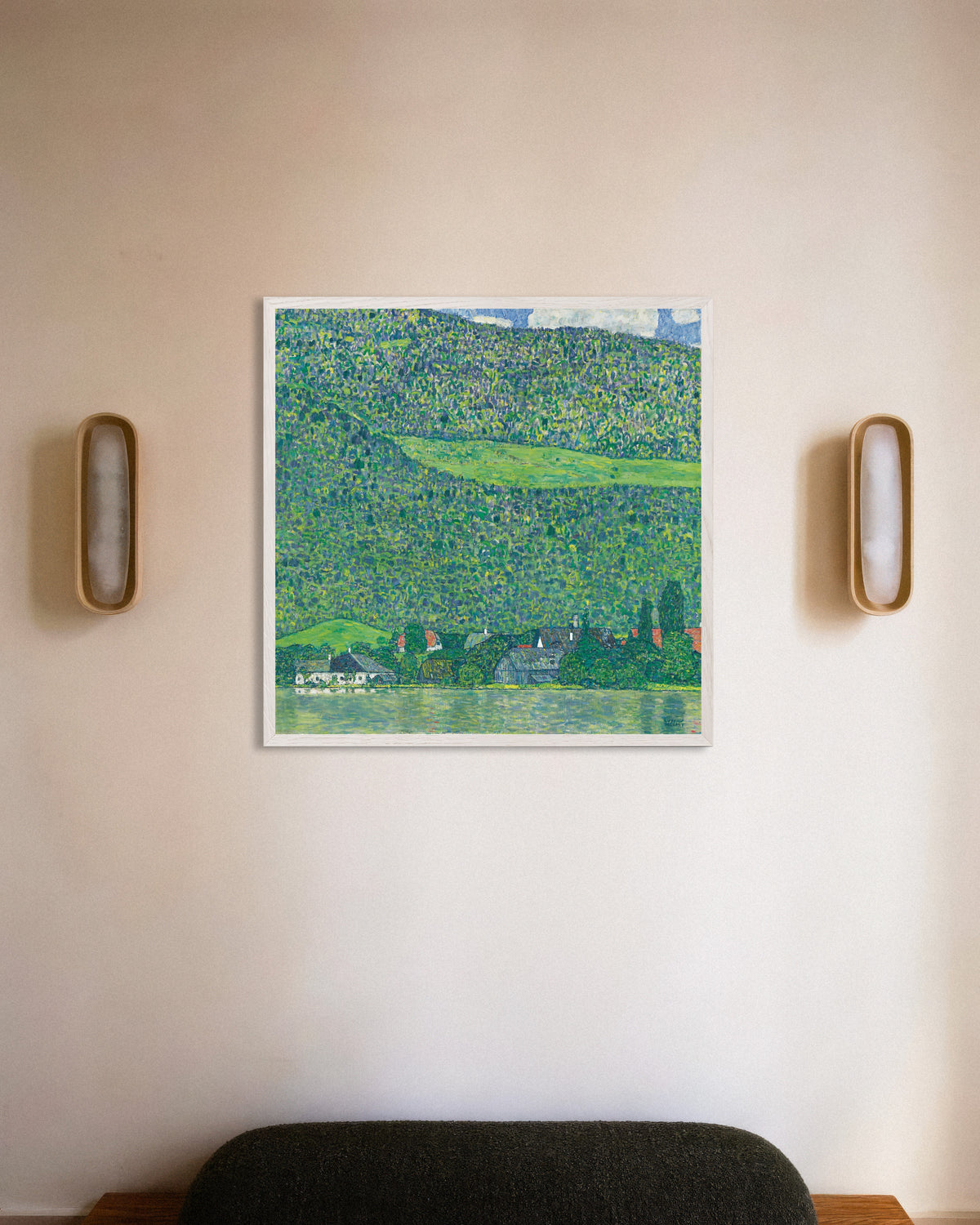 Plakat „Litzlberg nad jeziorem Attersee (1914–1915), Gustav Klimt” w białej drewnianej ramie