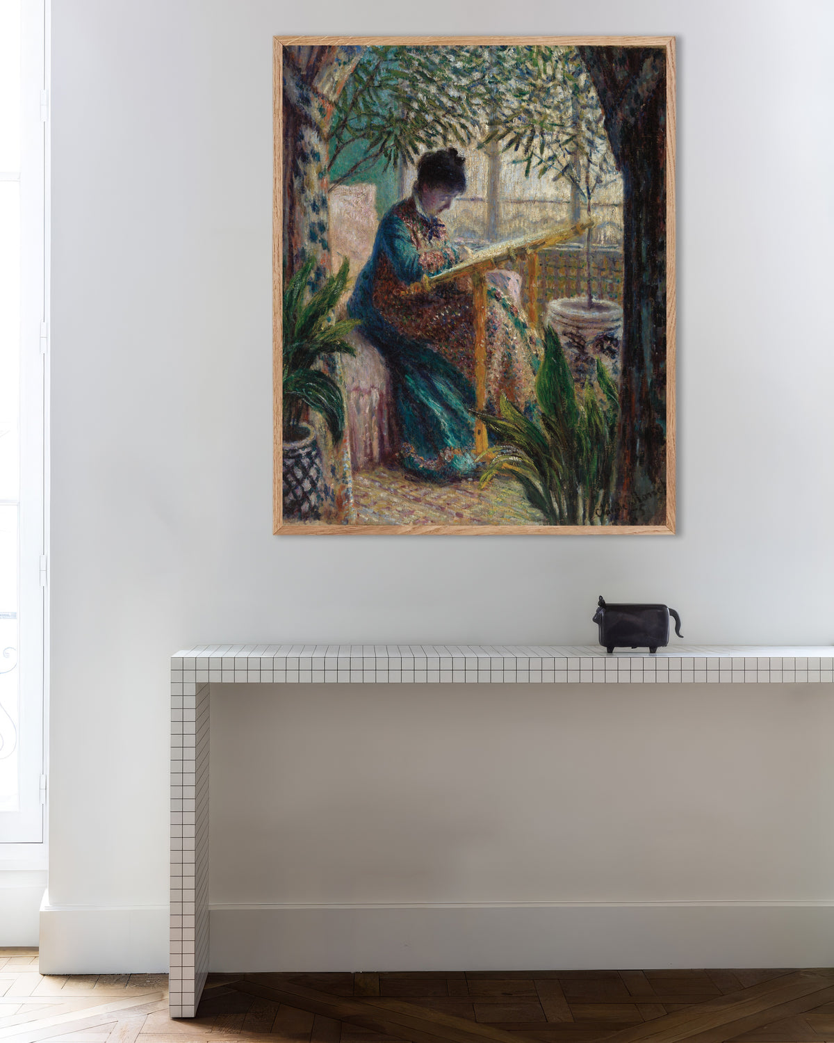 Plakat Madame Monet przy hafcie (1875), Claude Monet, w ramie z naturalnego drewna
