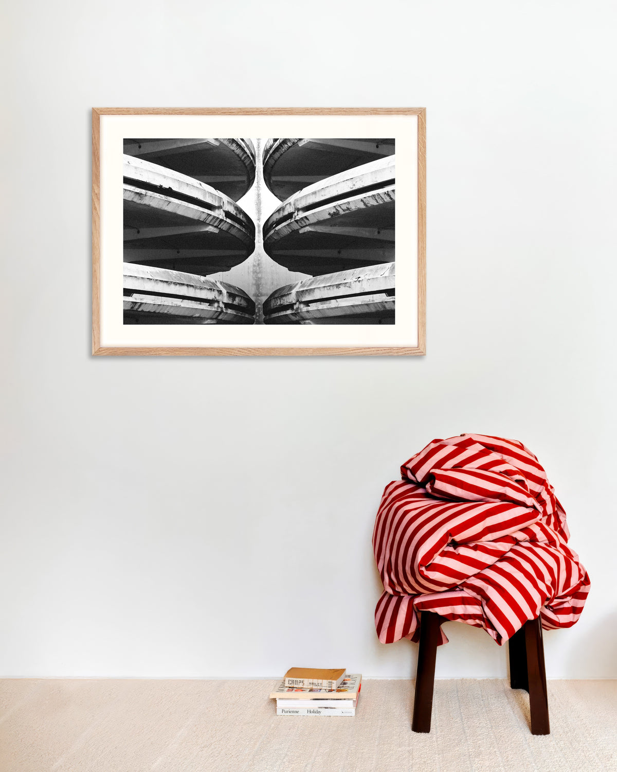 Plakat „Symetryczne rampy parkingowe” w ramie z naturalnego drewna