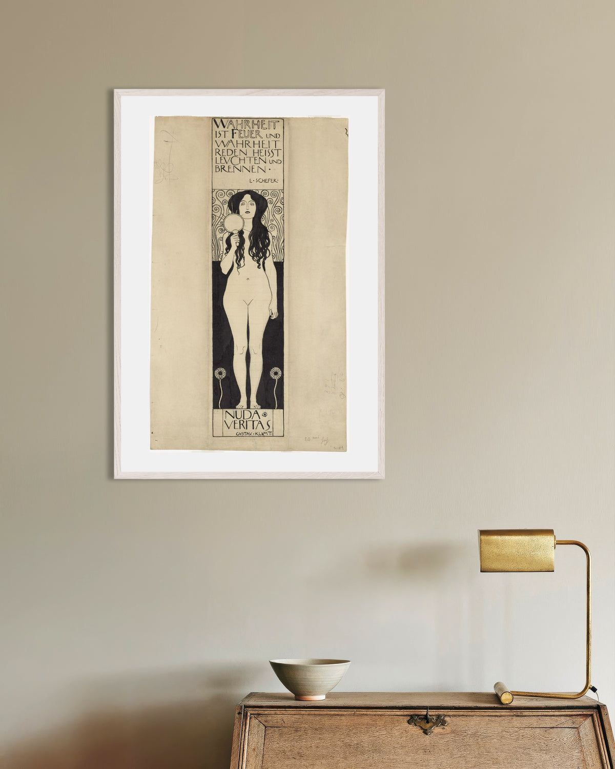 Plakat Nuda Veritas (1898), Gustav Klimt, w białej drewnianej ramie