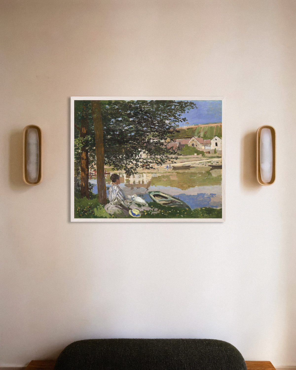 Plakat Nad brzegiem Sekwany, Bennecourt (1868), Claude Monet, w białej drewnianej ramie