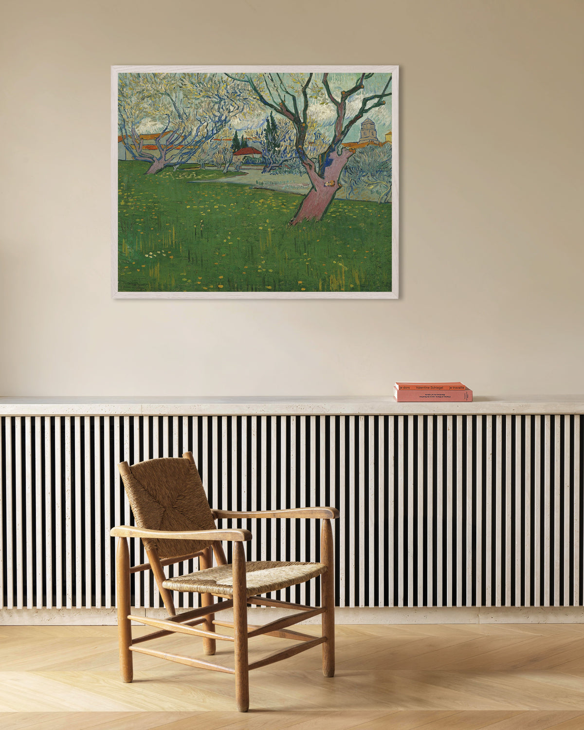 Plakat „Kwitnący sad z widokiem na Arles (1889), Vincent van Gogh” w białej drewnianej ramie