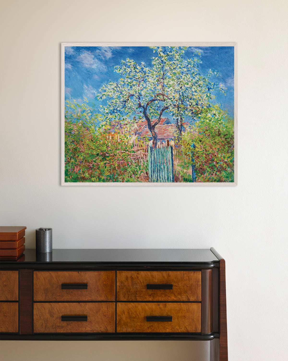 Plakat Kwitnąca grusza (1885), Claude Monet, w białej drewnianej ramie