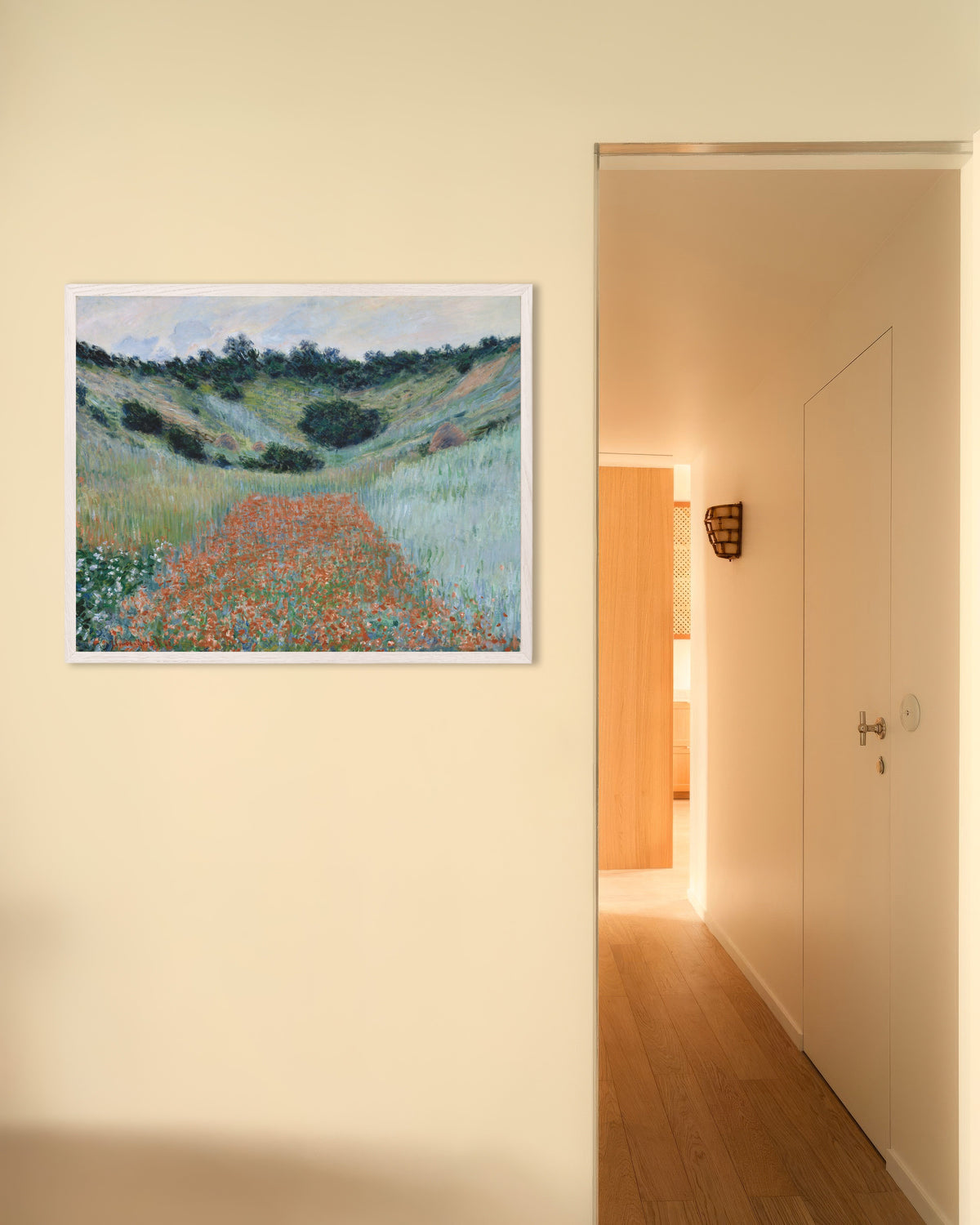 Plakat Pole maków w kotlinie koło Giverny (1885), Claude Monet, w białej drewnianej ramie