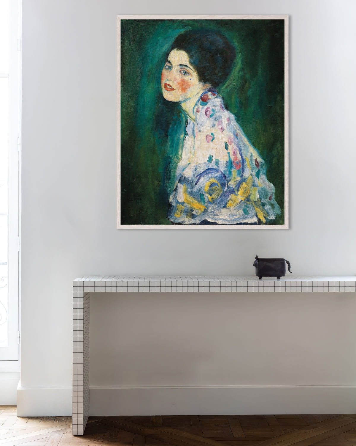 Plakat Portret damy (1916–1917), Gustav Klimt, w białej drewnianej ramie