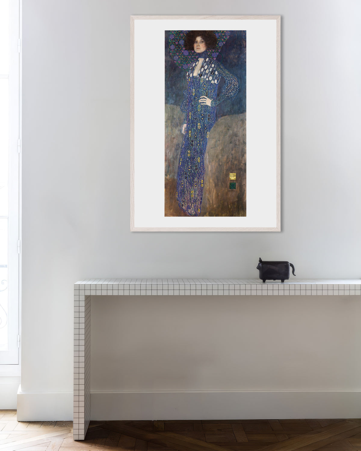 Plakat Portret Emilii Flöge (1902), Gustav Klimt, w białej drewnianej ramie