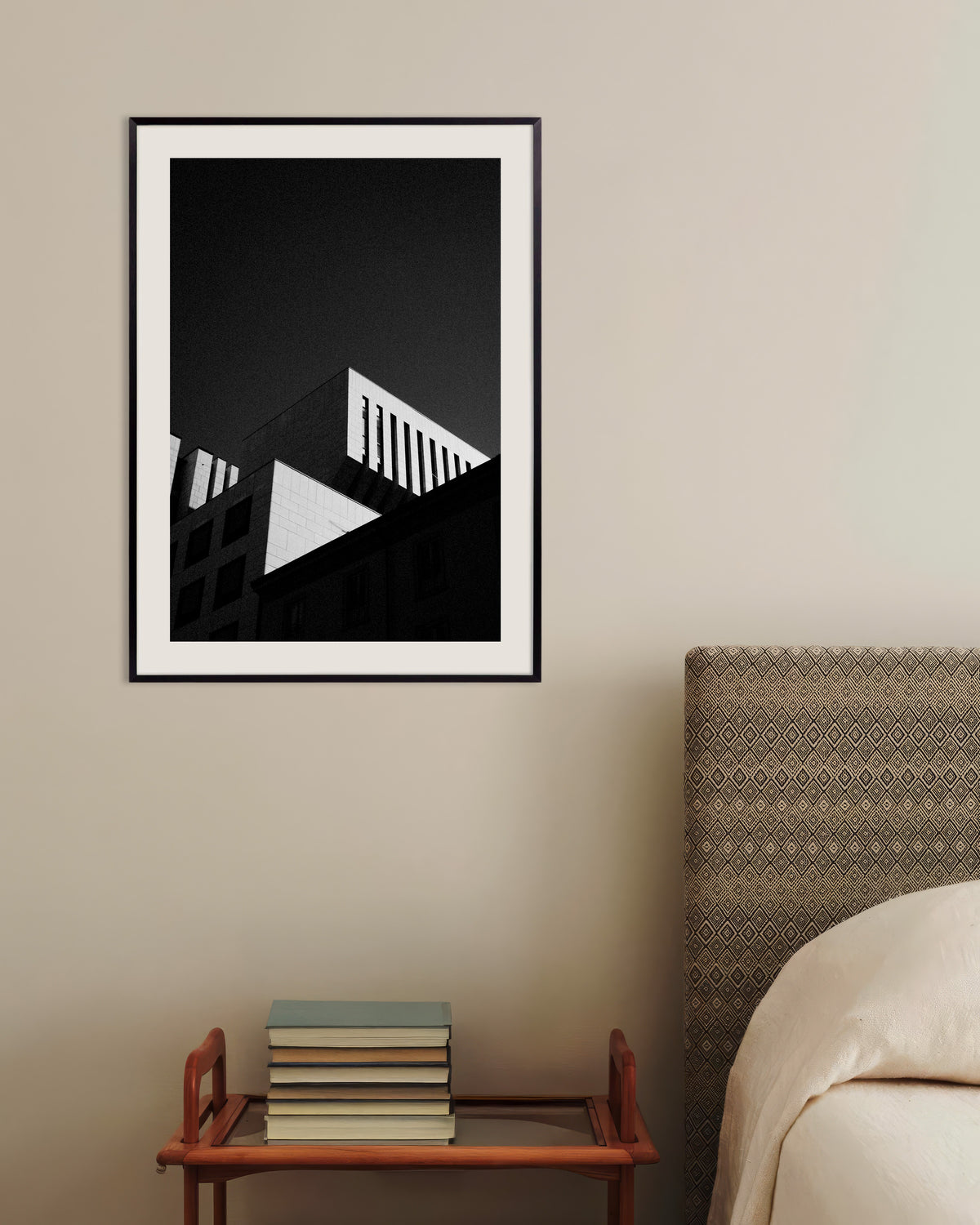 Plakat „Dachy na tle ciemnego nieba” w metalowej ramie