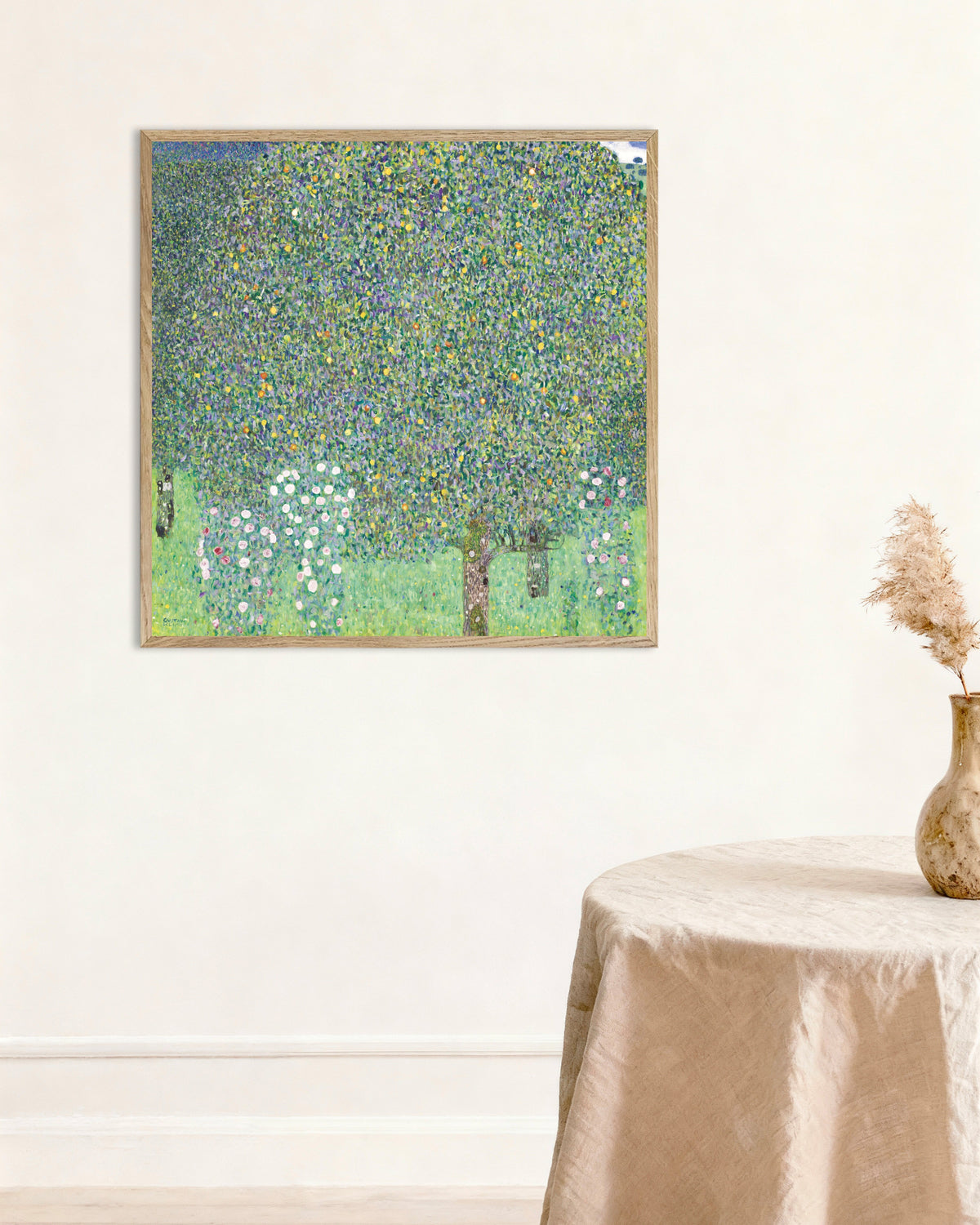 Plakat Krzewy róż pod drzewami (1905), Gustav Klimt, w ramie z naturalnego drewna