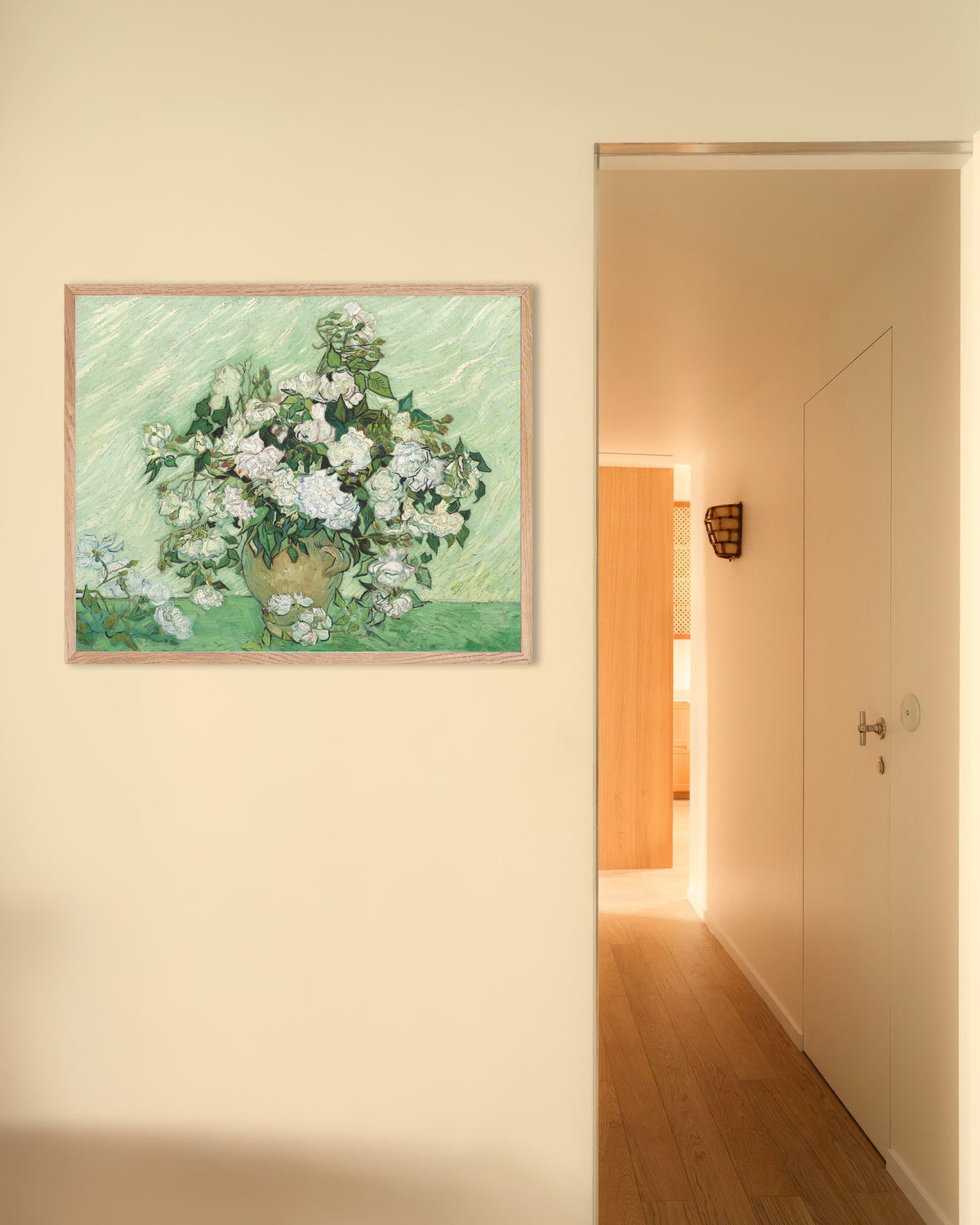 Plakat „Róże (1890), Vincent van Gogh” w ramie z naturalnego drewna
