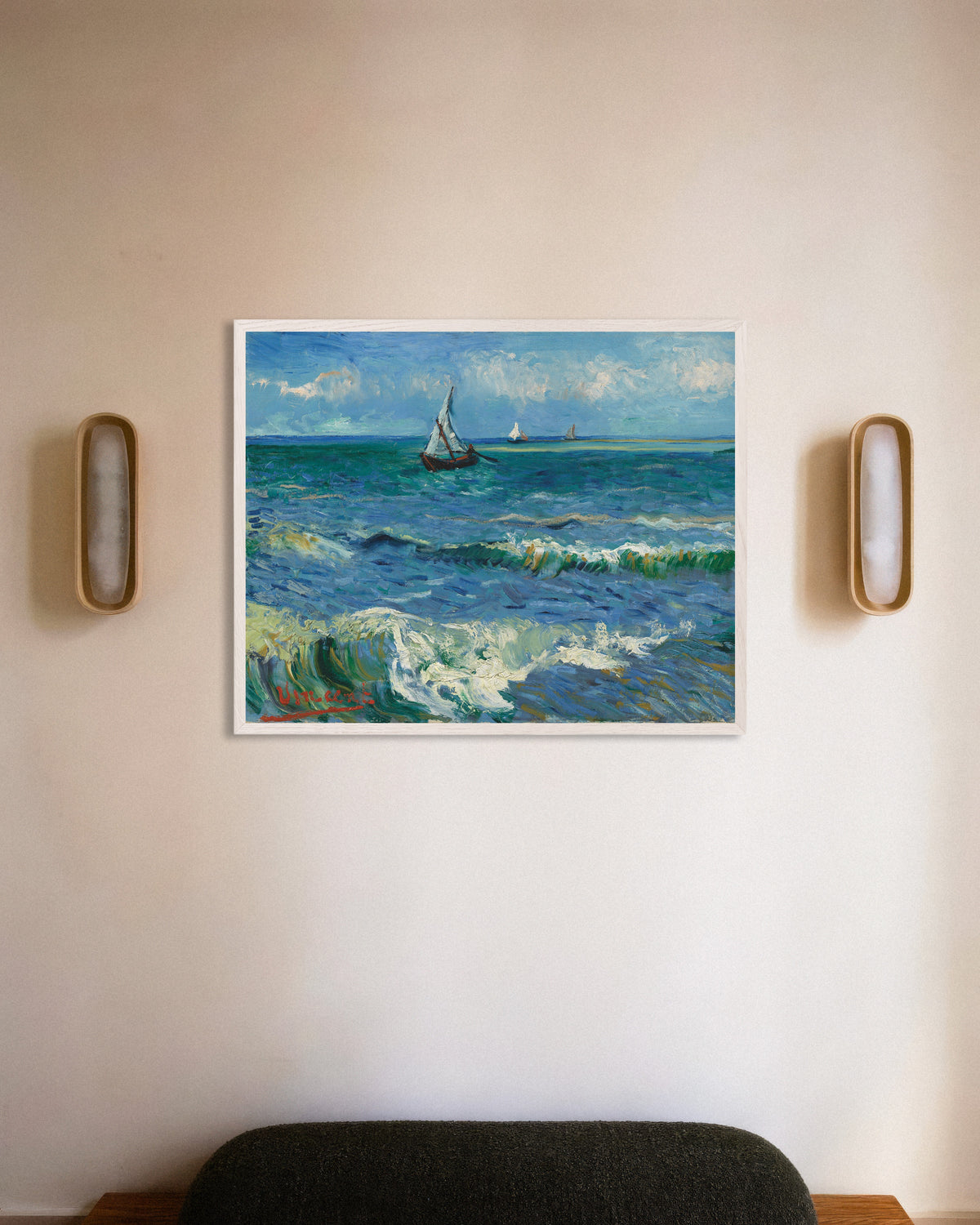 Plakat „Pejzaż morski w okolicach Les Saintes-Maries-de-la-Mer (1888) Vincenta van Gogha” w białej drewnianej ramie