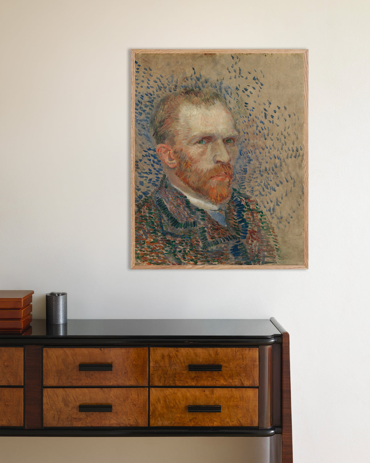 Plakat „Autoportret z niebieskimi kreskami (1887) Vincenta van Gogha” w ramie z naturalnego drewna