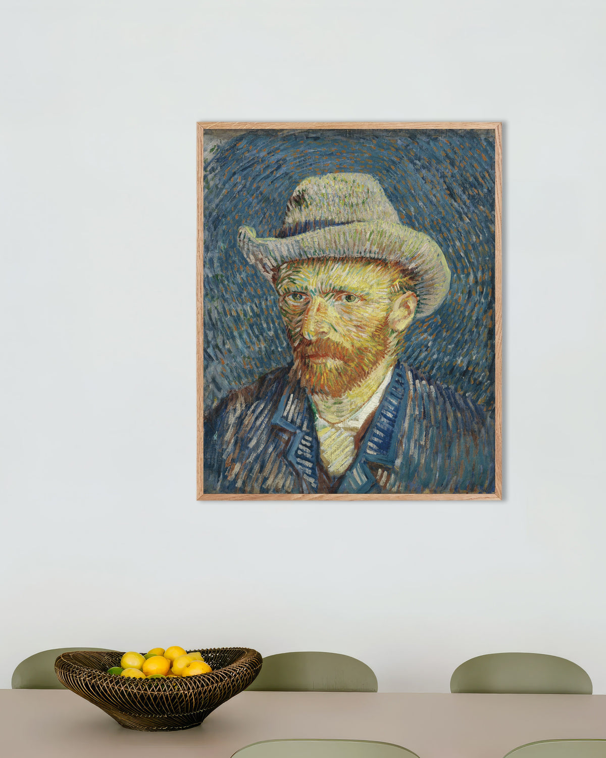 Plakat „Autoportret w szarym filcowym kapeluszu (1887) Vincenta van Gogha” w ramie z naturalnego drewna