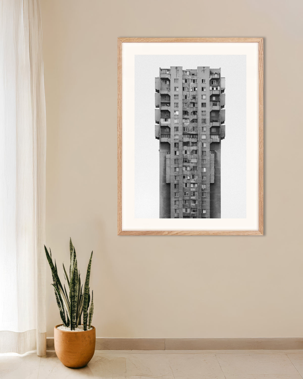 Plakat „Samotny betonowy wieżowiec” w ramie z naturalnego drewna