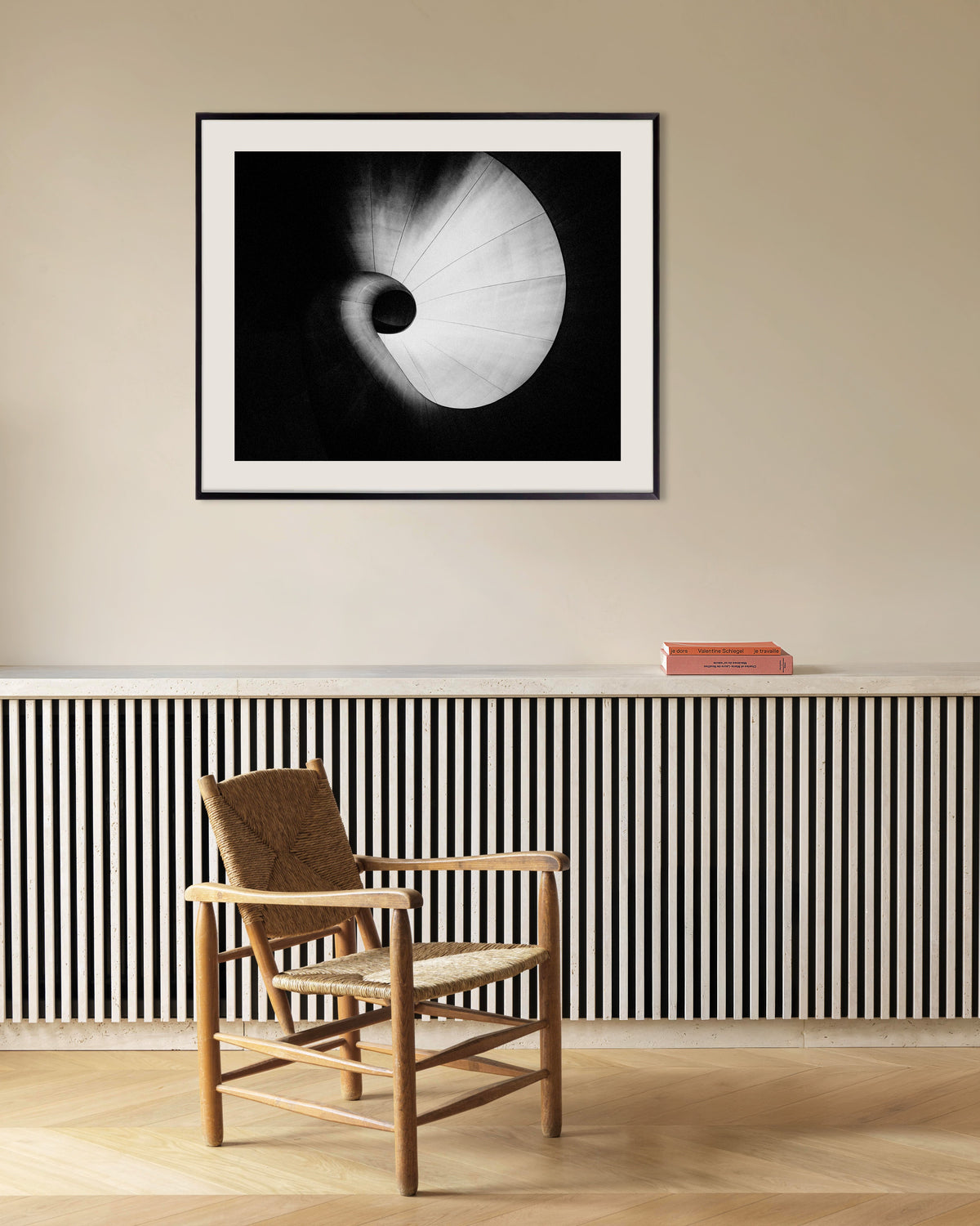 Plakat „Spiralne schody widziane od dołu” w metalowej ramie