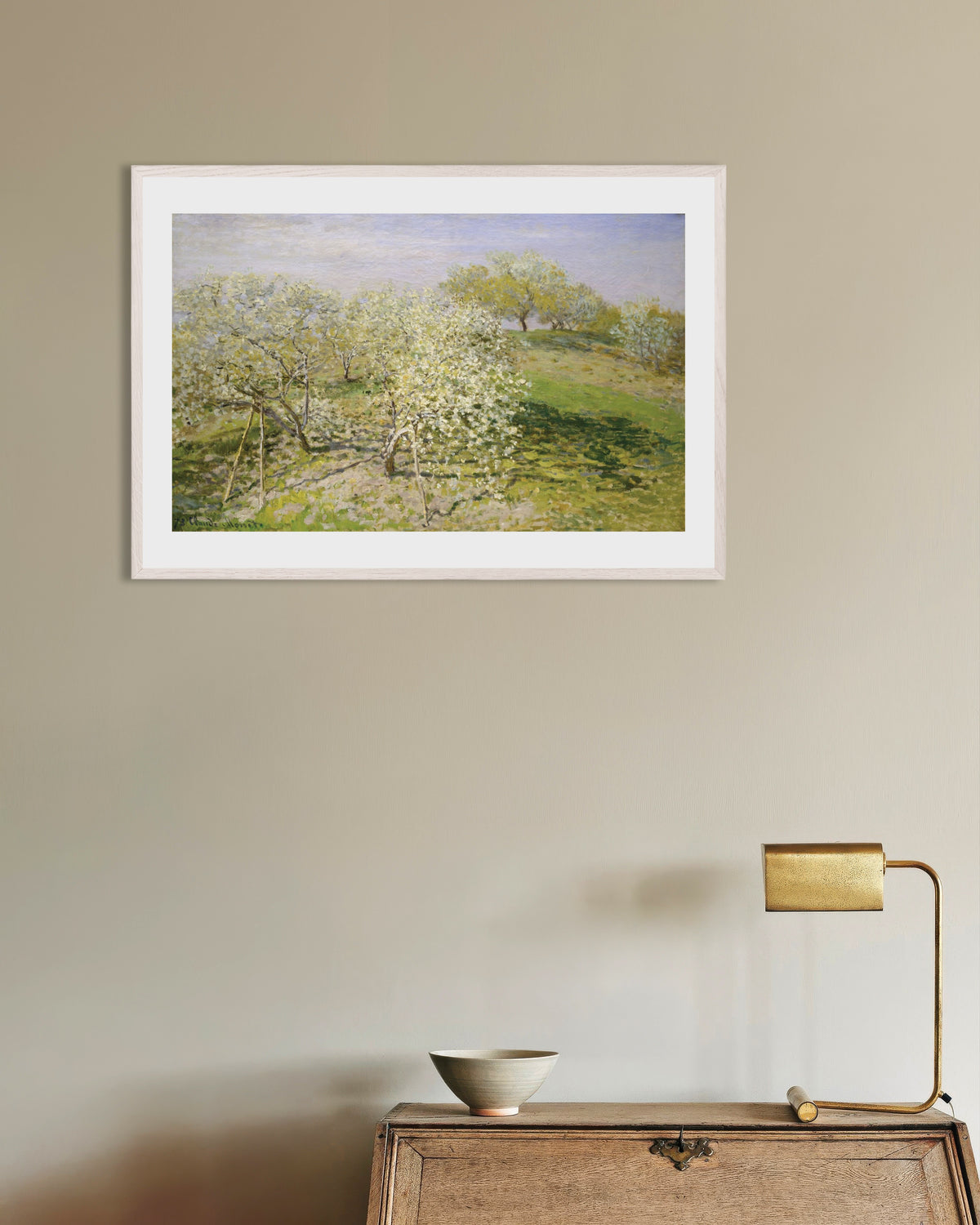Plakat Wiosna, kwitnące drzewa owocowe (1873), Claude Monet, w białej drewnianej ramie