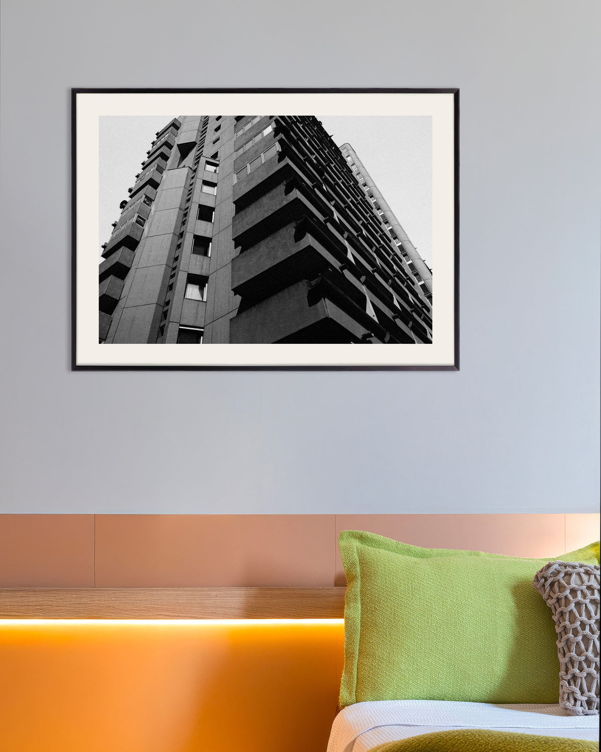 Plakat „Betonowe balkony widziane z dołu” w metalowej ramie