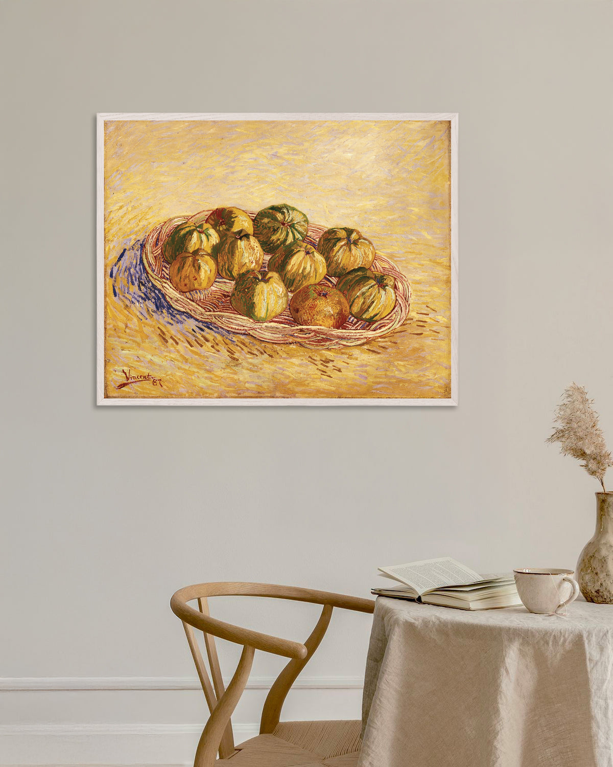Plakat „Martwa natura z koszem jabłek (1887) Vincenta van Gogha” w białej drewnianej ramie