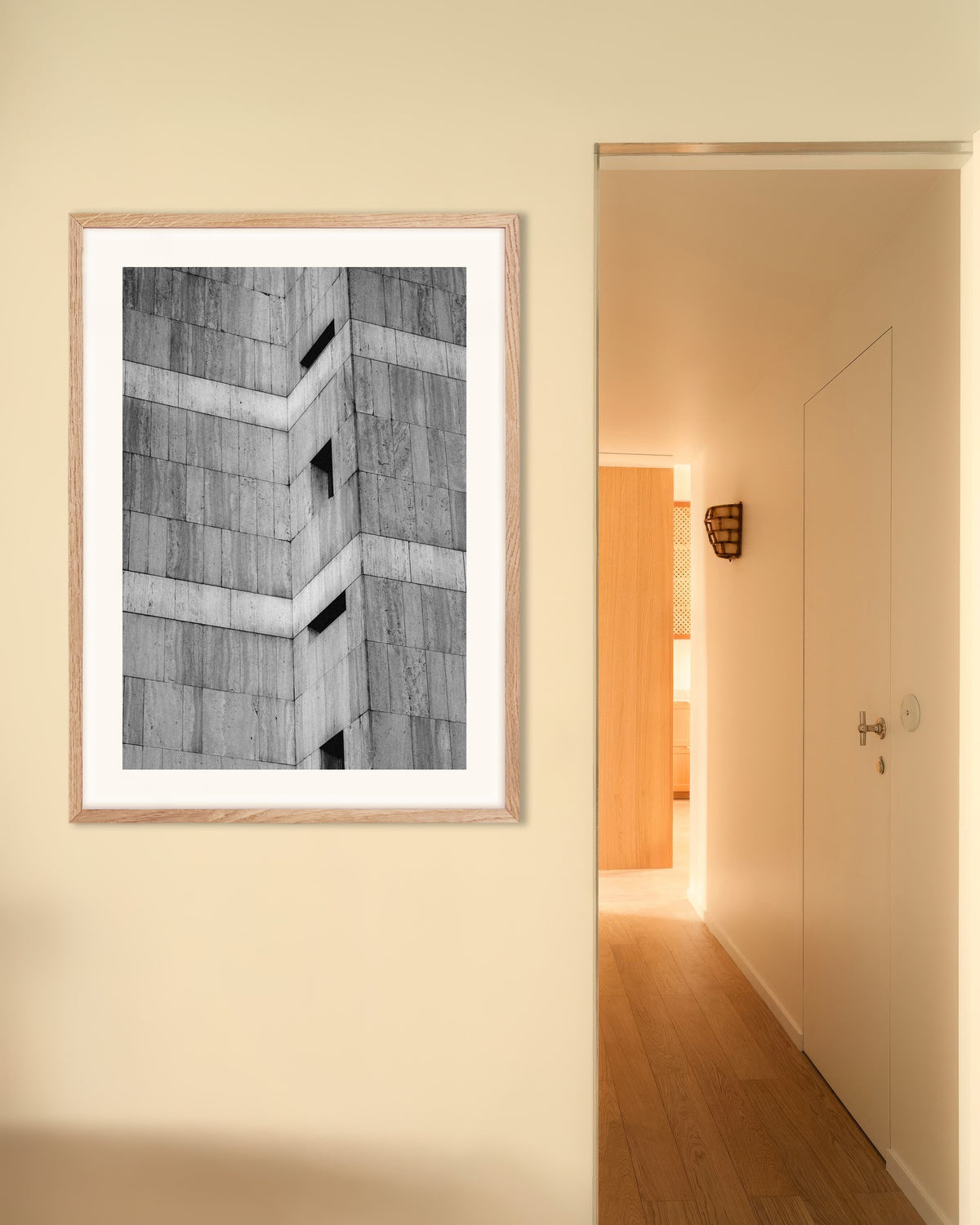 Plakat „Kamienny narożnik z wąskimi oknami” w ramie z naturalnego drewna