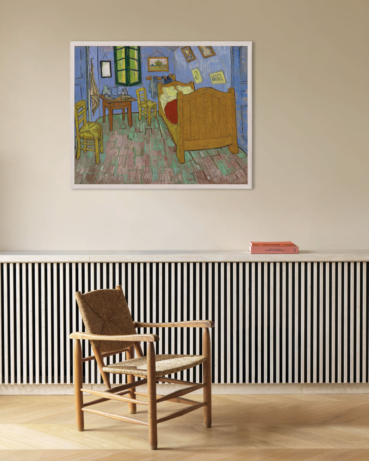 Plakat „Sypialnia, wersja z Saint-Rémy (1889), Vincent van Gogh” w białej drewnianej ramie