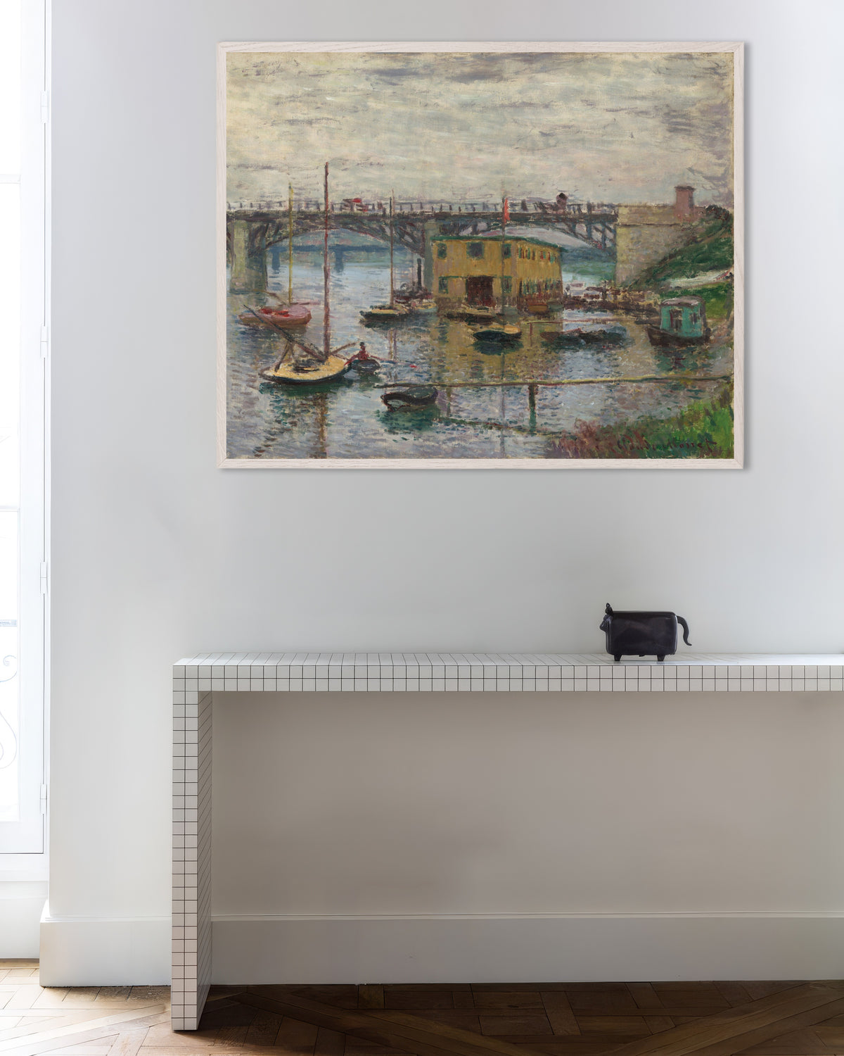 Plakat Most w Argenteuil w pochmurny dzień (ok. 1876), Claude Monet, w białej drewnianej ramie