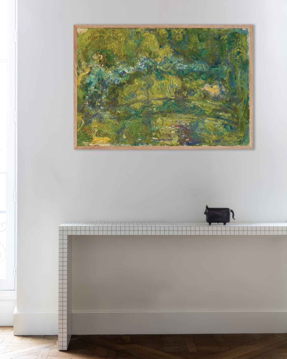 Plakat Kładka nad stawem z nenufarami (1919), Claude Monet, w ramie z naturalnego drewna
