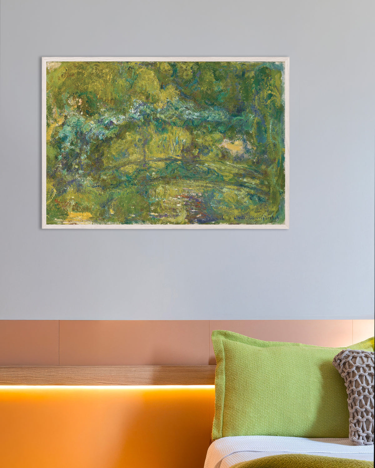 Plakat Kładka nad stawem z nenufarami (1919), Claude Monet, w białej drewnianej ramie