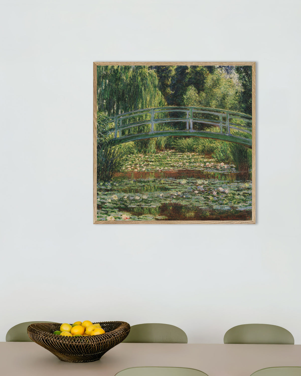 Plakat Japoński mostek i staw z nenufarami, Giverny (1899), Claude Monet, w ramie z naturalnego drewna