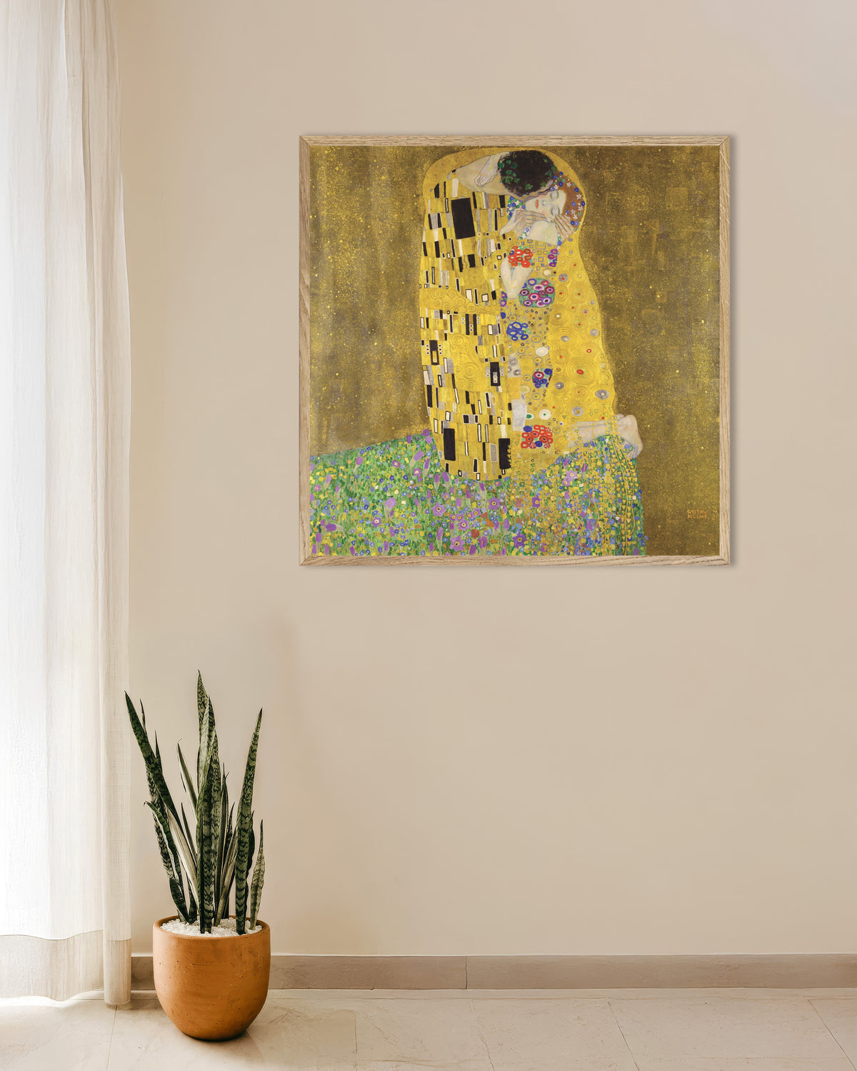 Plakat Pocałunek (1907–1908), Gustav Klimt, w ramie z naturalnego drewna