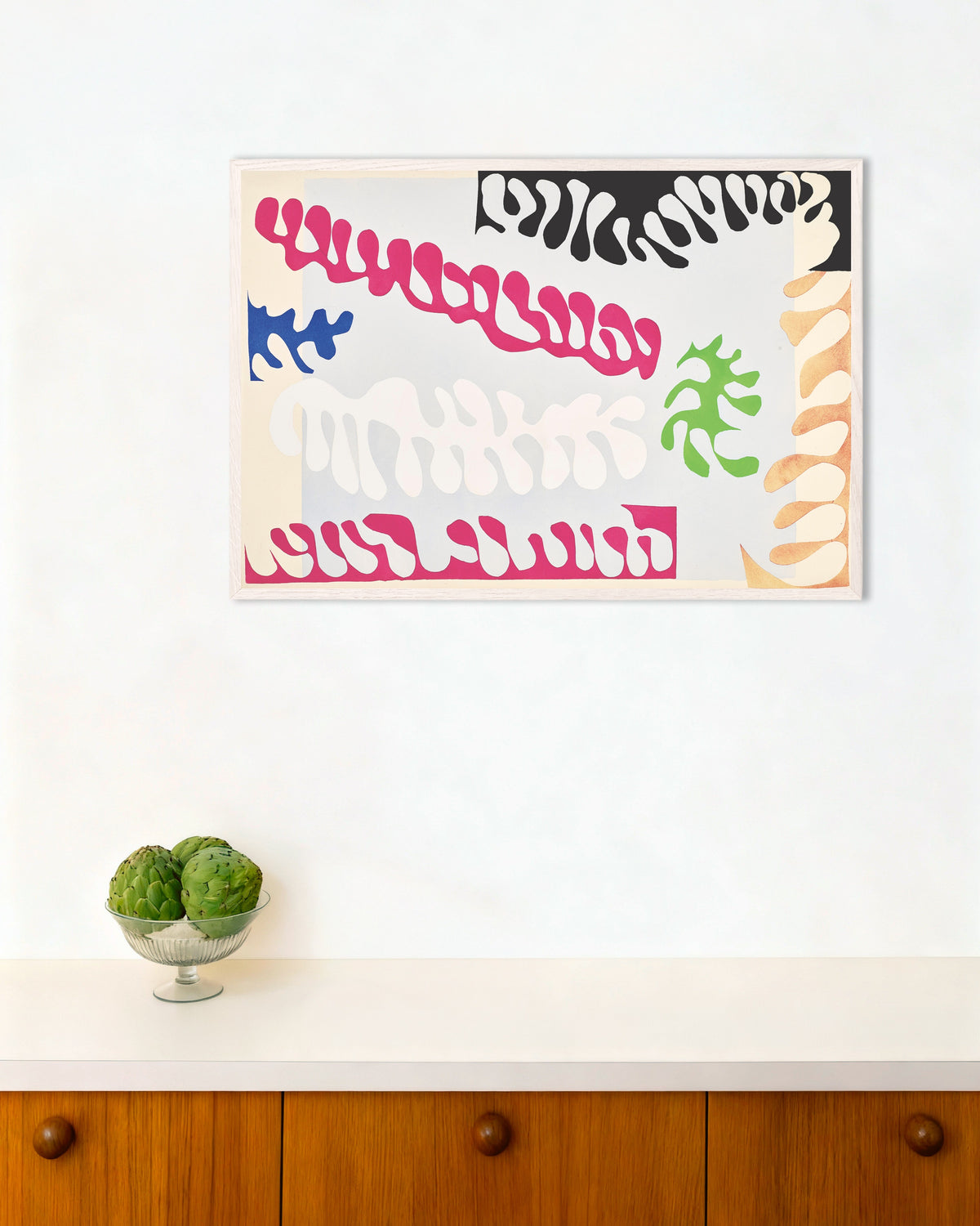 Plakat Laguna w różu i bieli (Jazz, 1947) autorstwa Henri Matisse’a, w białej drewnianej ramie