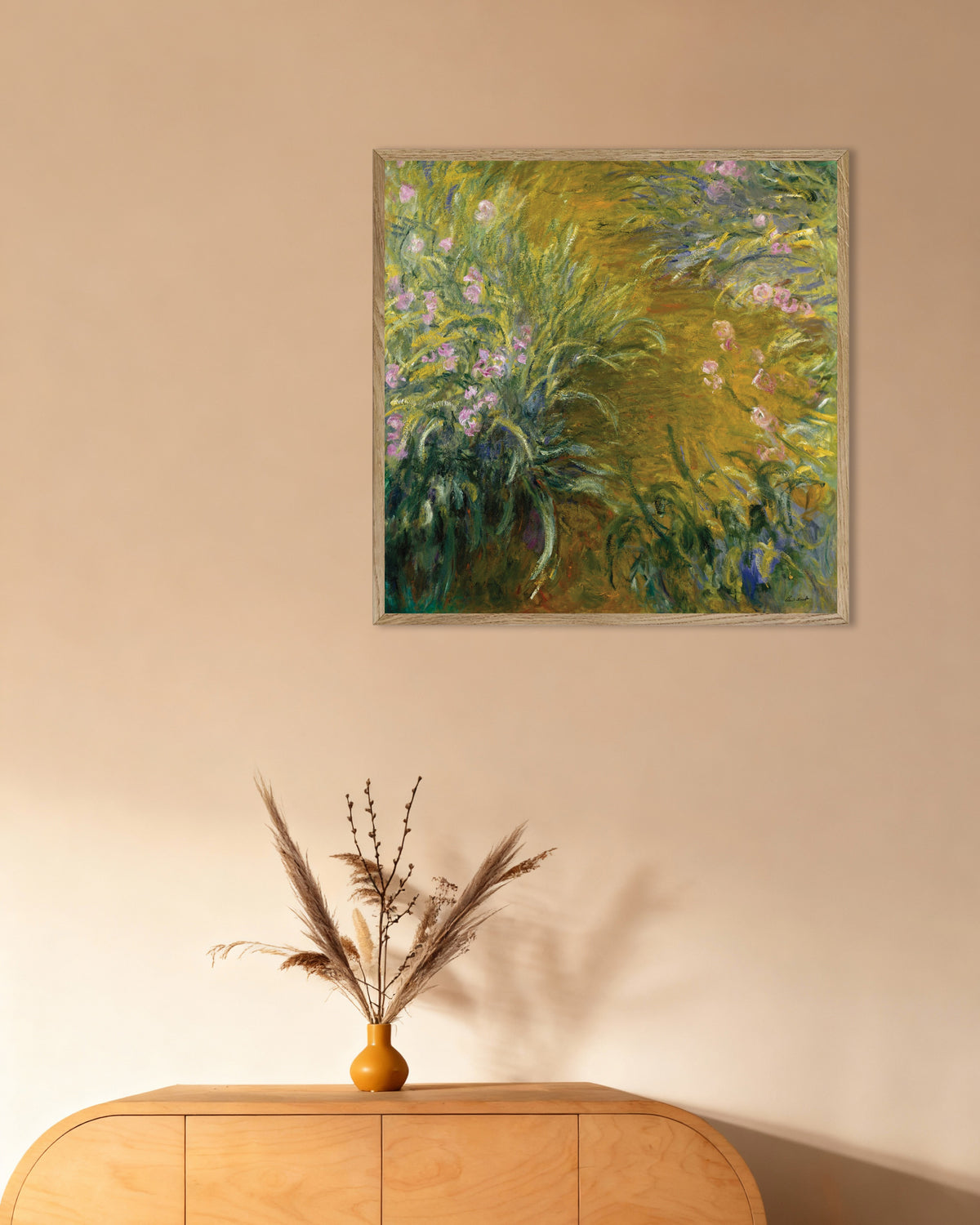 Plakat Ścieżka wśród irysów (1914–1917), Claude Monet, w ramie z naturalnego drewna