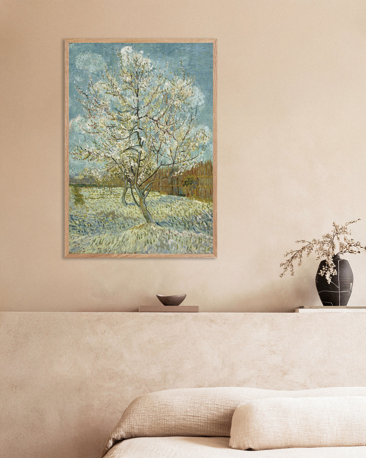 Plakat „Różowa brzoskwinia (1888) Vincenta van Gogha” w ramie z naturalnego drewna