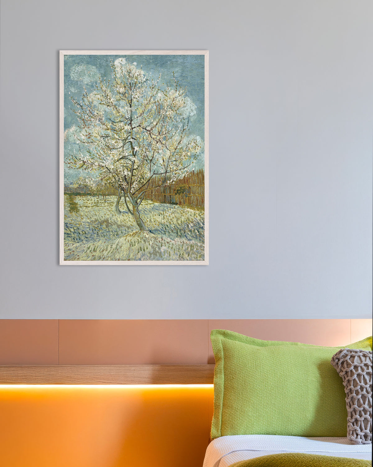 Plakat „Różowa brzoskwinia (1888) Vincenta van Gogha” w białej drewnianej ramie