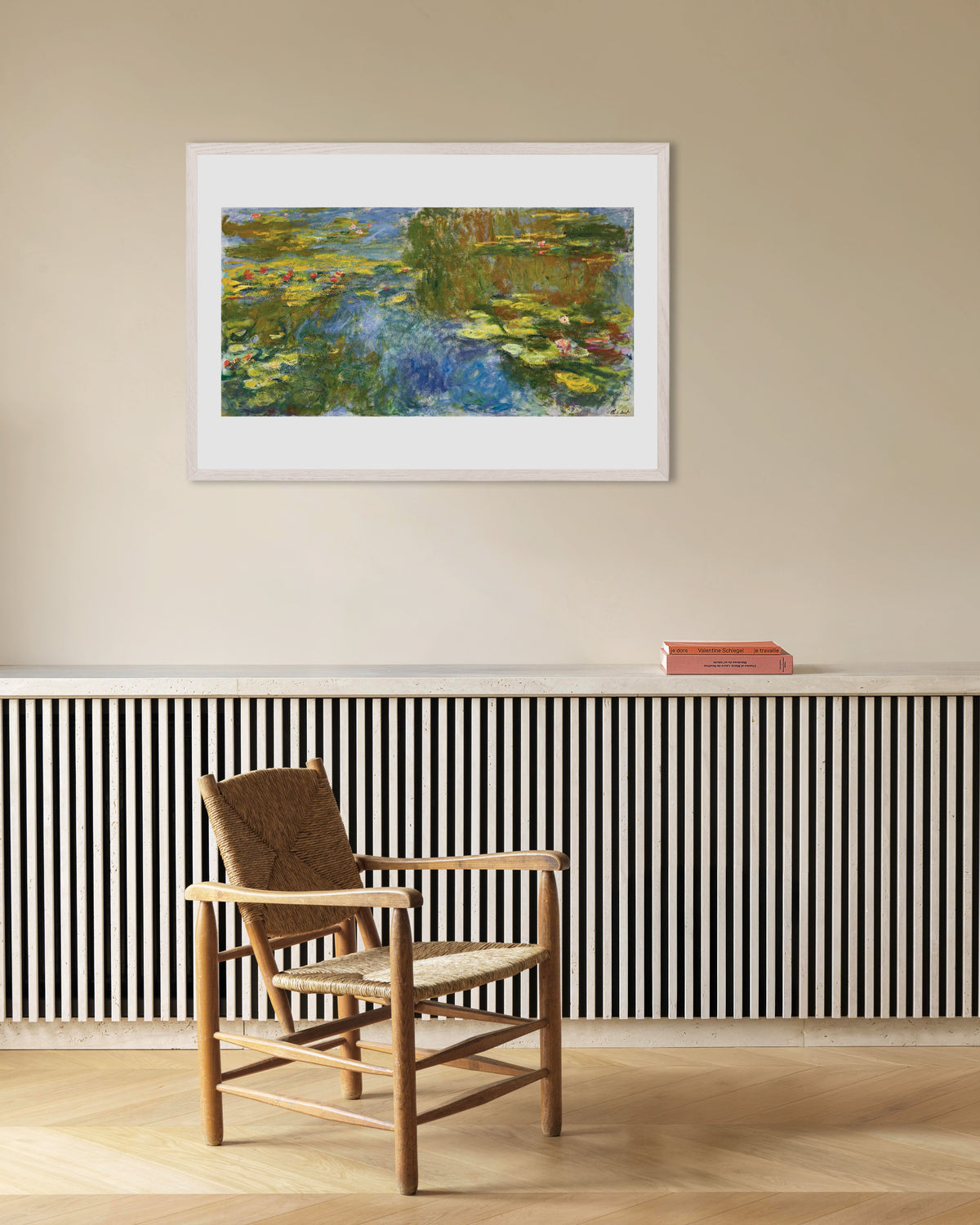 Plakat Staw z nenufarami (ok. 1917–1919), Claude Monet, w białej drewnianej ramie