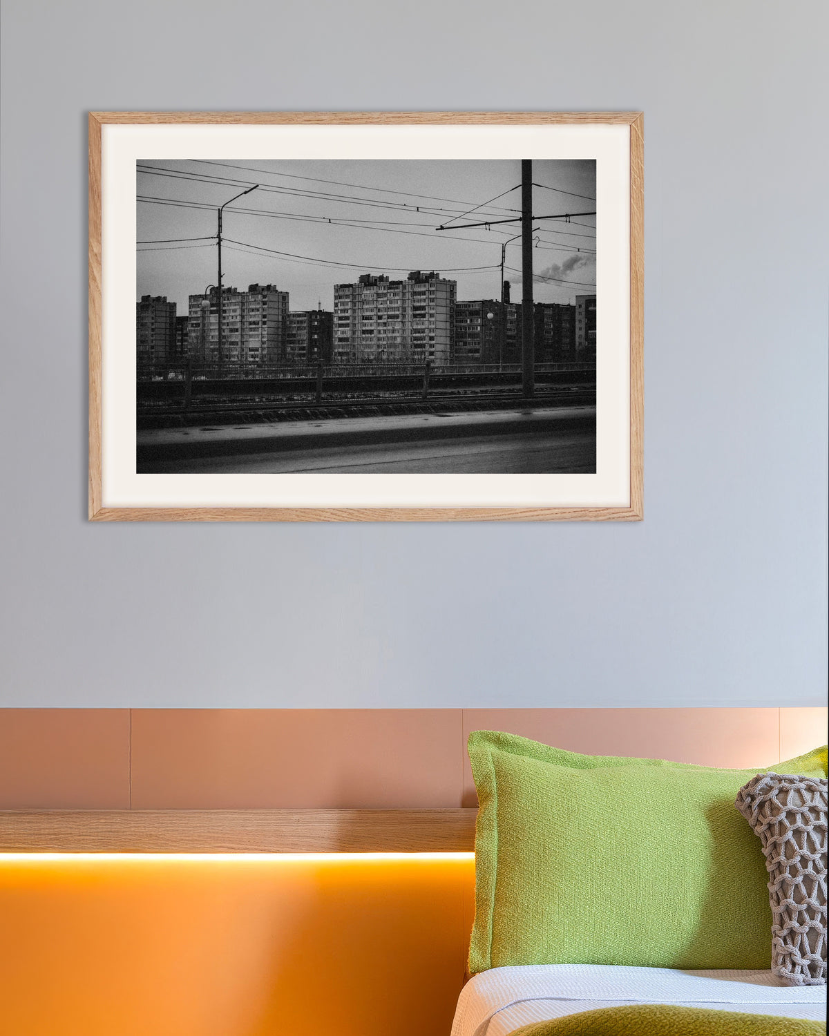 Plakat „Wieżowce za przewodami tramwajowymi” w ramie z naturalnego drewna
