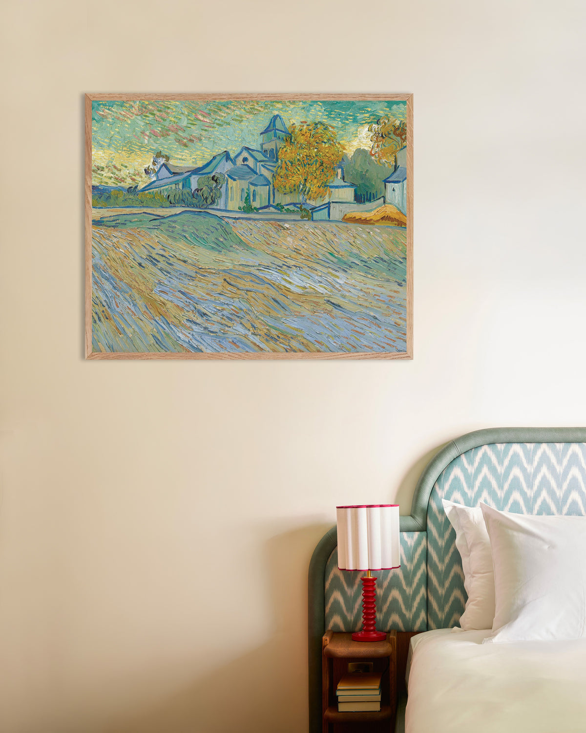 Plakat „Widok na przytułek i kaplicę w Saint-Rémy (1889), Vincent van Gogh” w naturalnej drewnianej ramie